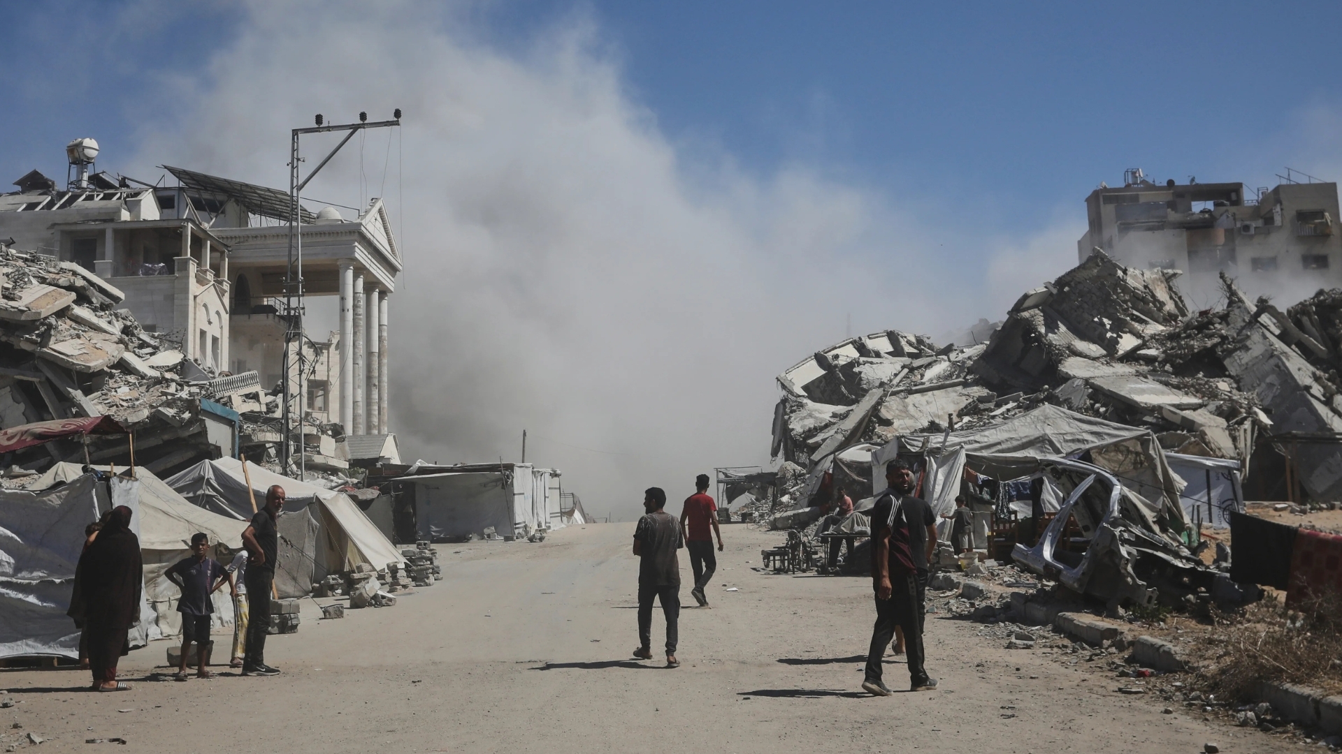 Video thumbnail for Attack on fleeing Palestinians: Israel attacks people escaping its bombing campaign