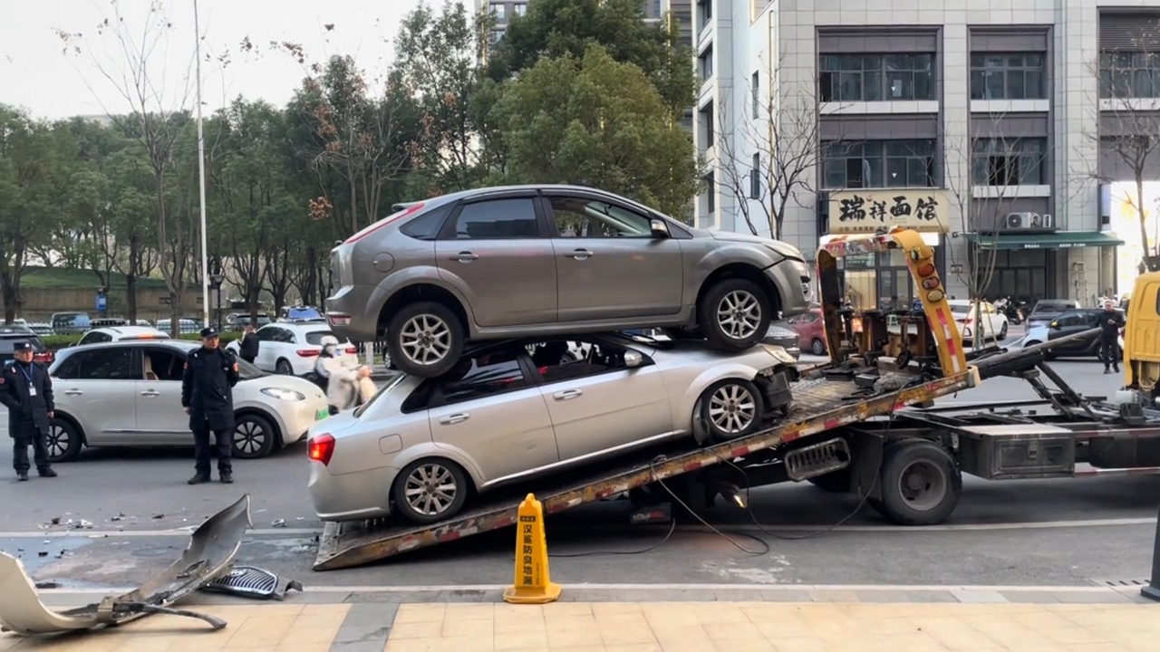 Video thumbnail for Crazy Car Stack-Up After Zhejiang Crash