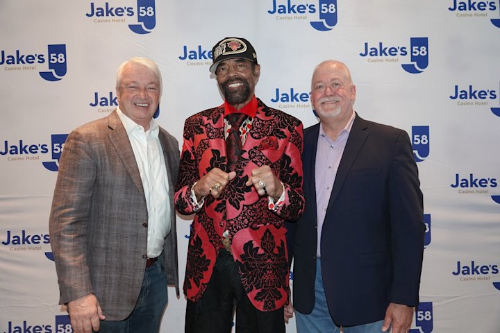 Video thumbnail for Knicks legend joins fans at meet-and-greet in Hauppauge
