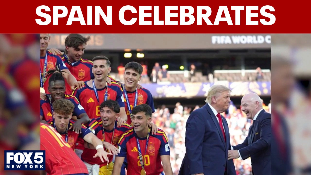Video thumbnail for Spain posts World Cup celebration picture without Trump