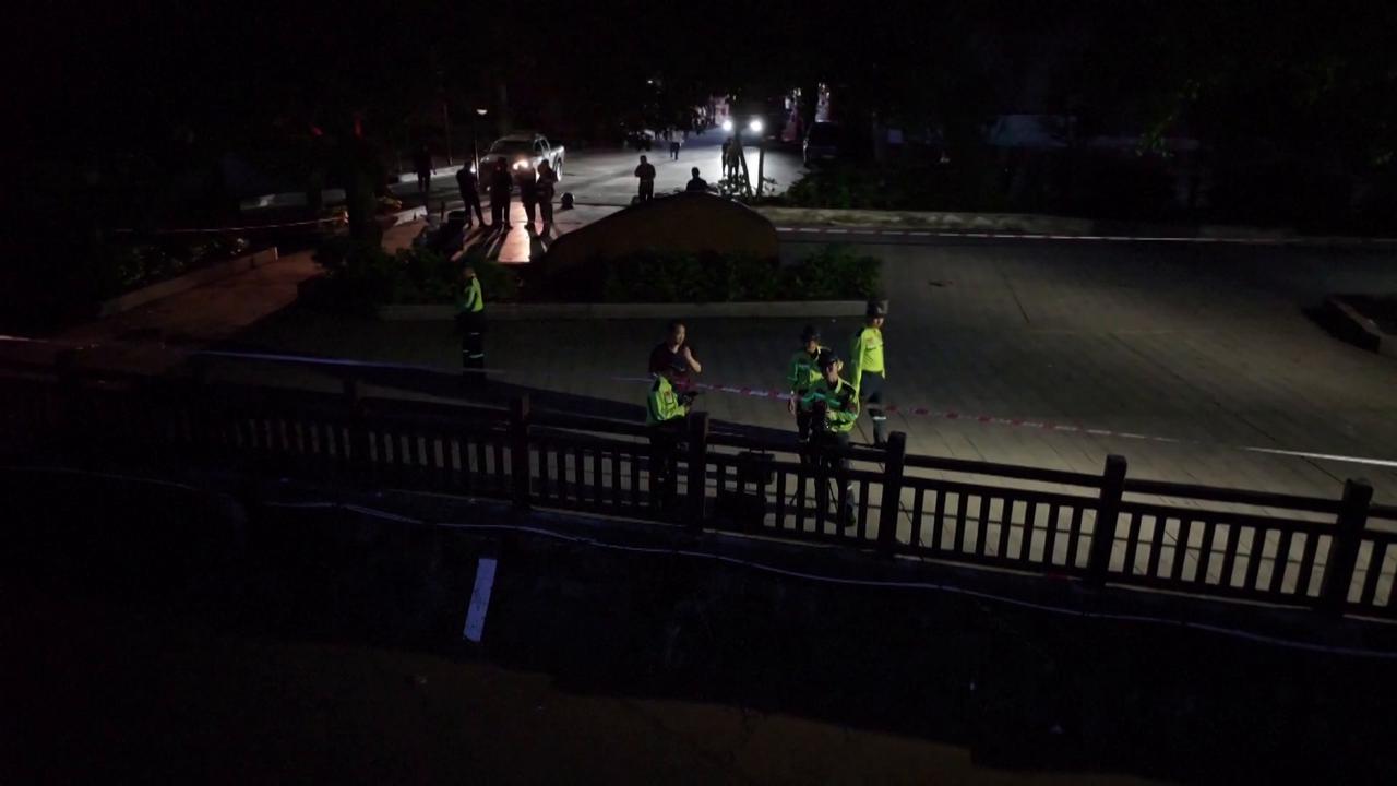 Video thumbnail for China: Rescue efforts under way after heavy rain lashes Chongqing.