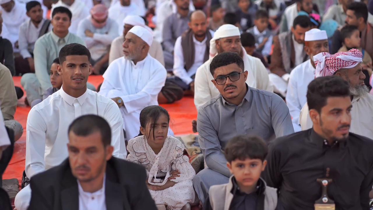 Video thumbnail for Yemen: Yemeni Muslims perform Eid al-Adha in Hadhramaut Governorate.