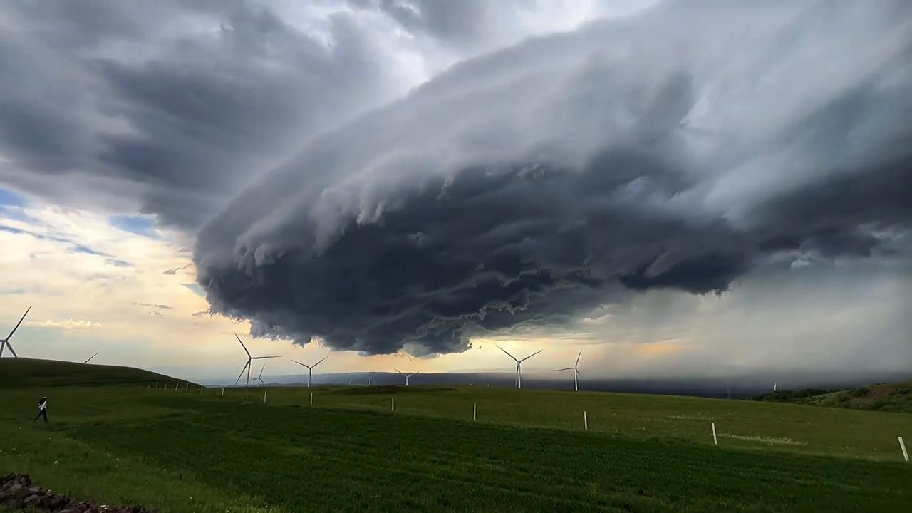 Video thumbnail for China: The giant claw cloud.