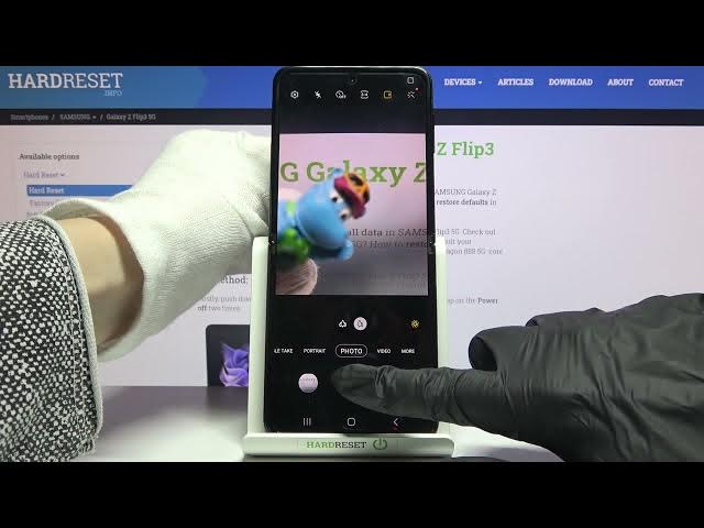 Video thumbnail for How to Take Motion Photo on Samsung Galaxy Z Flip3 - Make Live Image