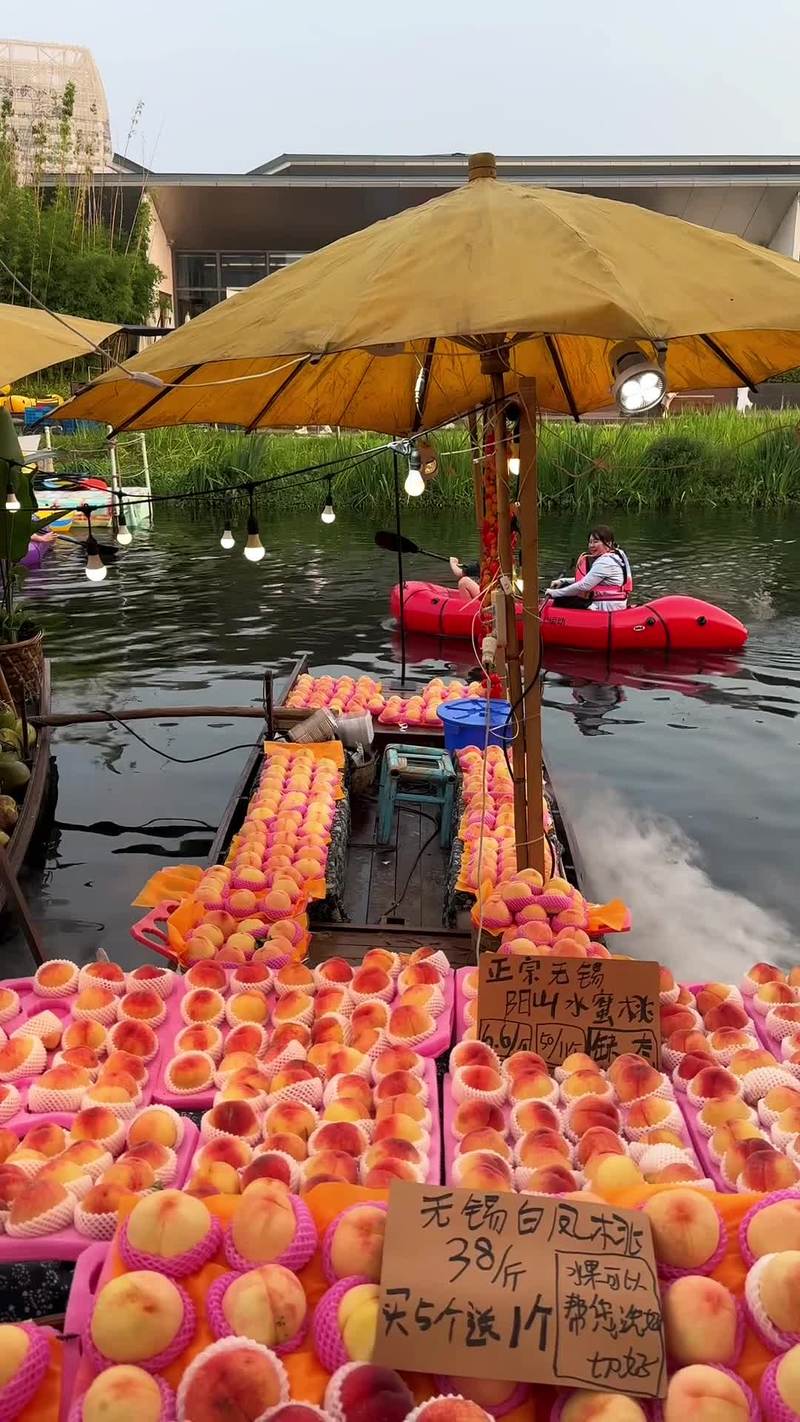 Video thumbnail for Colorful Floating Market Feast in Shanghai Canals