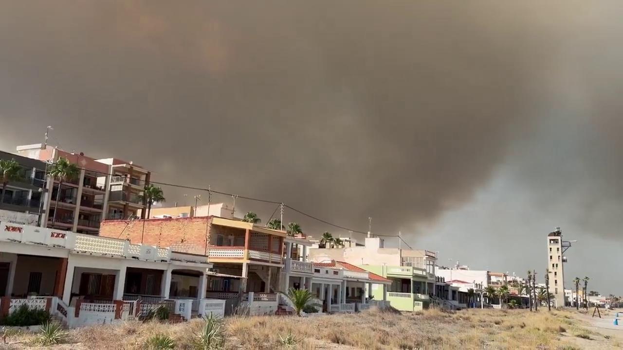 Video thumbnail for Spain: Wildfire Near Vall d’Uixó Forces Mass Evacuations in Castellón 4.