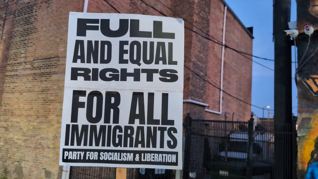 Video thumbnail for US: Activists hold vigil in Chicago after two fatal ICE shootings.