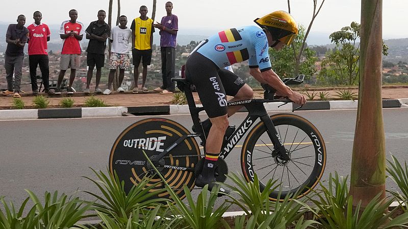 Video thumbnail for Cycling world unites in Kigali as Remco Evenepoel and Marlen Reusser shine in time trials