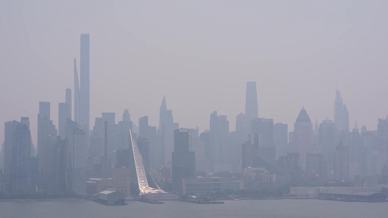 Video thumbnail for US: Canadian wildfire smoke blankets New York City as air quality alerts remain in effect.
