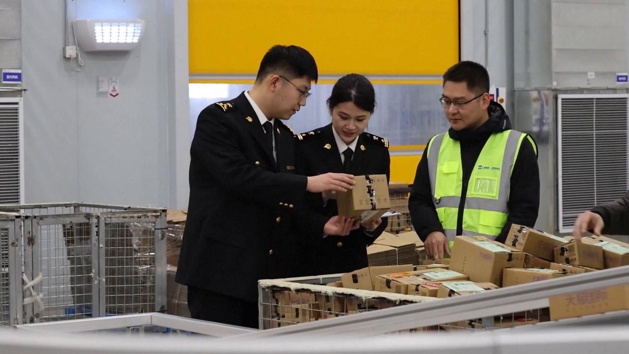 Video thumbnail for China: Beijing airports see robust growth in foreign trade in H1.