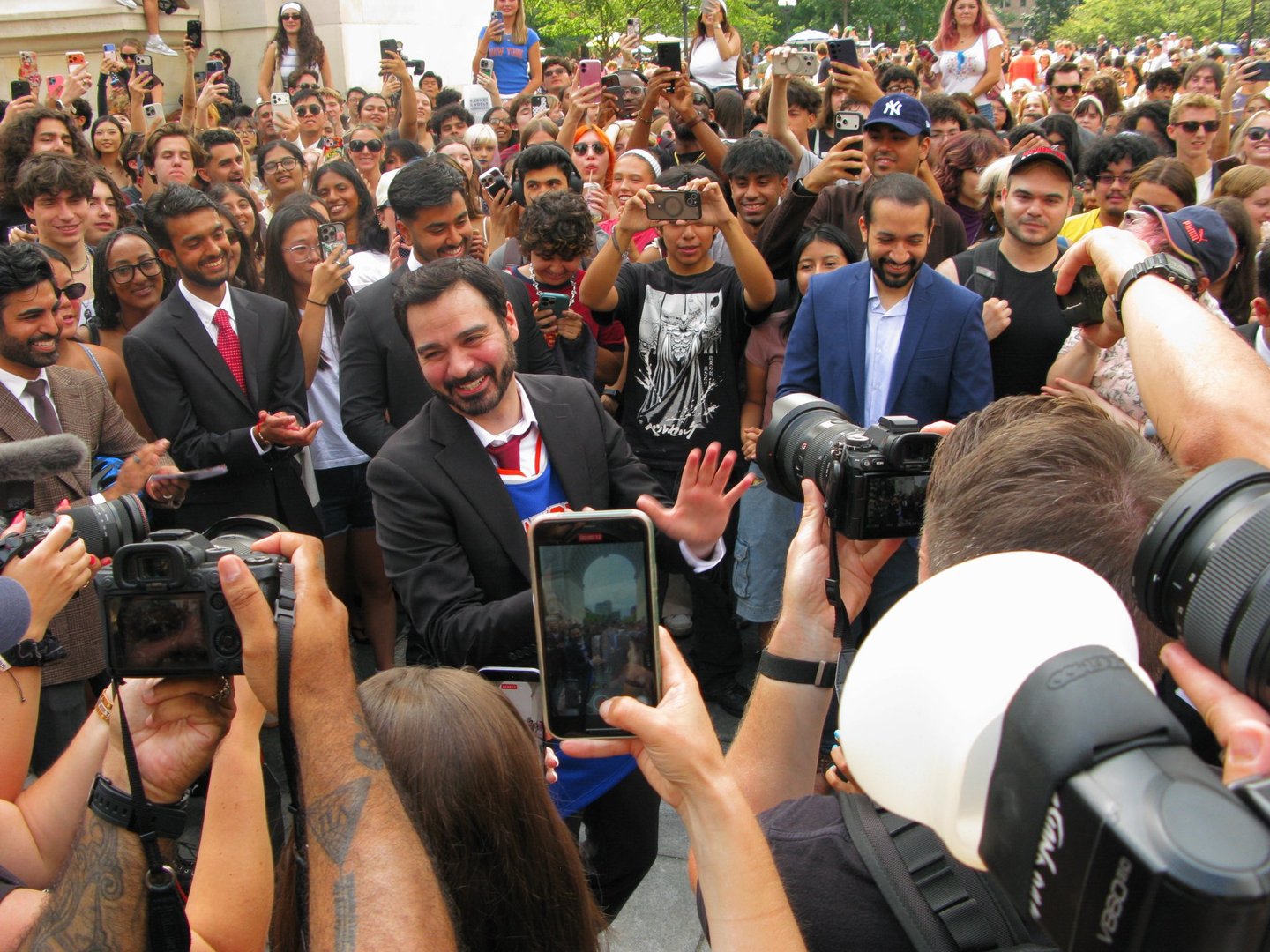 Video thumbnail for Mamdani lookalike contest draws hundreds of hopefuls in New York