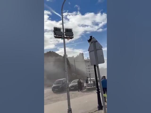 Video thumbnail for Tourists flee as 15th-century castle in central Spain suddenly collapses