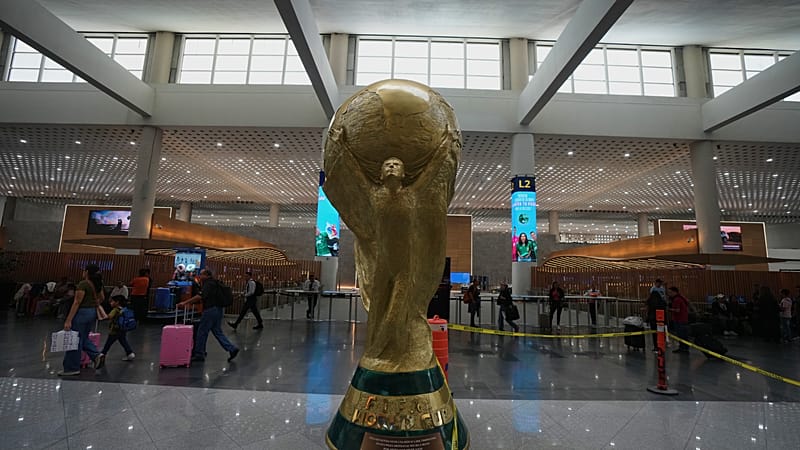 Video thumbnail for Mexico sets record with giant augmented reality World Cup mural