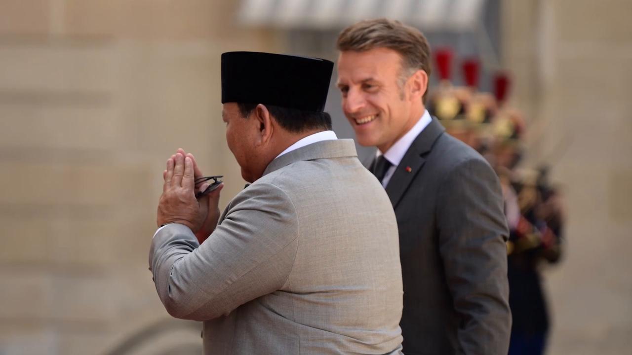 Video thumbnail for France: Macron welcomes Indonesia's Subianto in Paris.