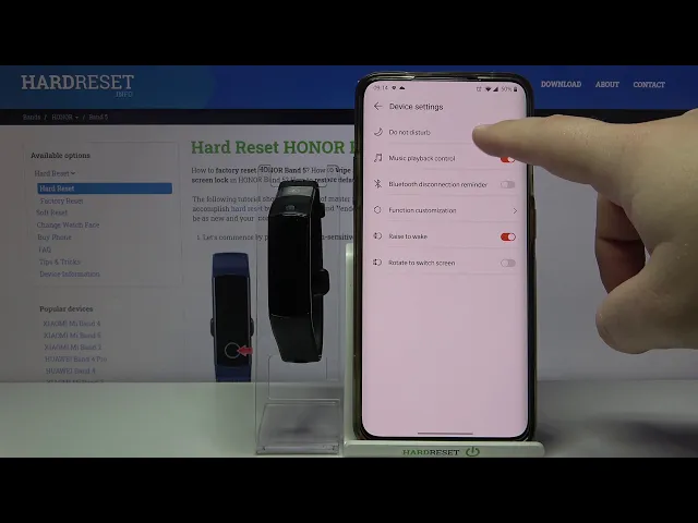 Video thumbnail for How to Activate Do No Disturb Mode in HONOR Band 5 – Block Sounds & Vibrations
