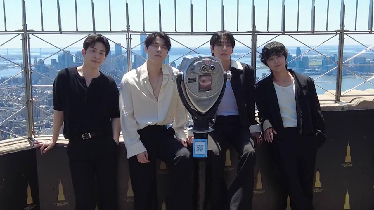 Video thumbnail for NY: The Rose Visit The Empire State Building 2.