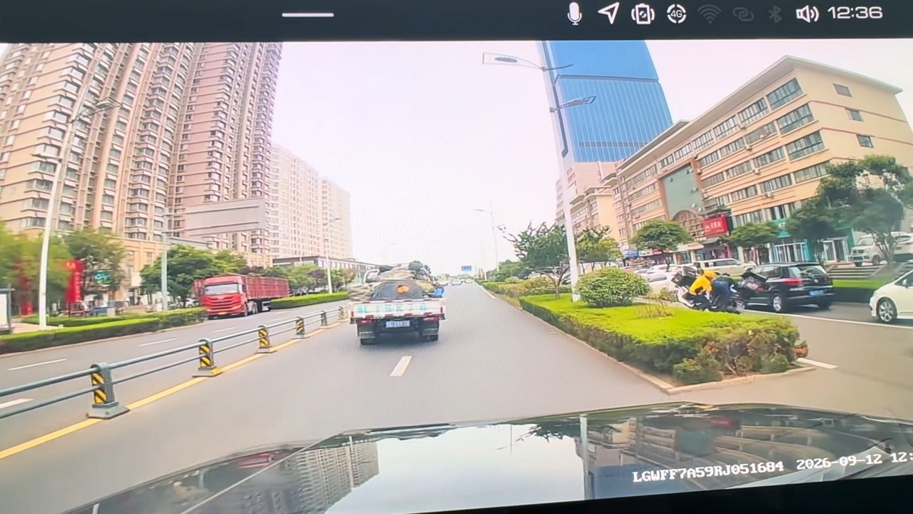 Video thumbnail for Two E-Scooters Collide at Shandong Intersection