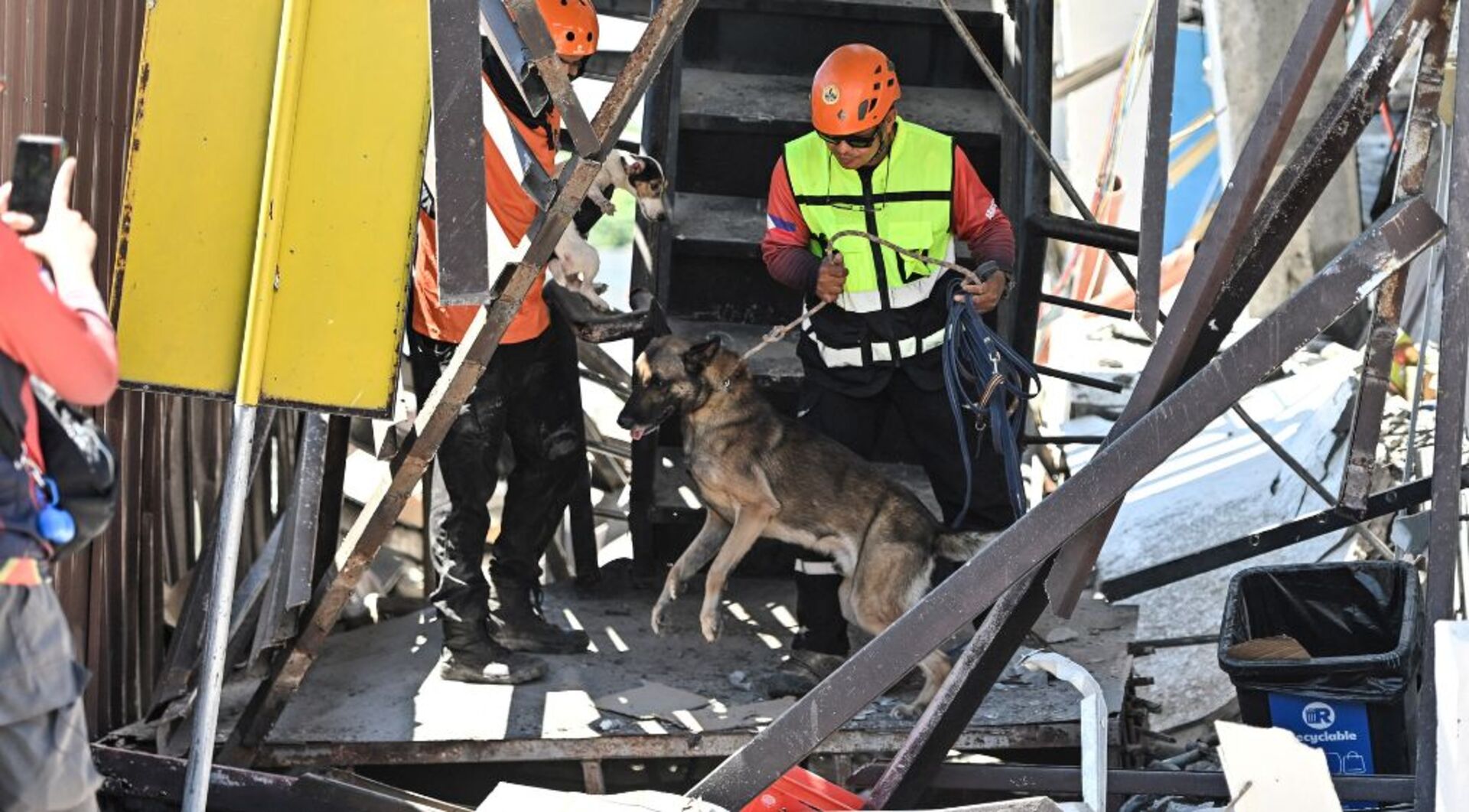 Video thumbnail for Philippines earthquake survivors wait for news as aftershocks hamper rescue efforts