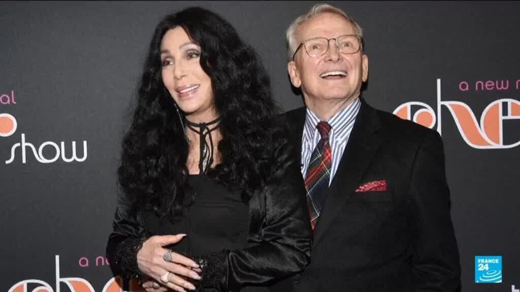 Video thumbnail for Bob Mackie, fashion designer for the stars, dies at 87