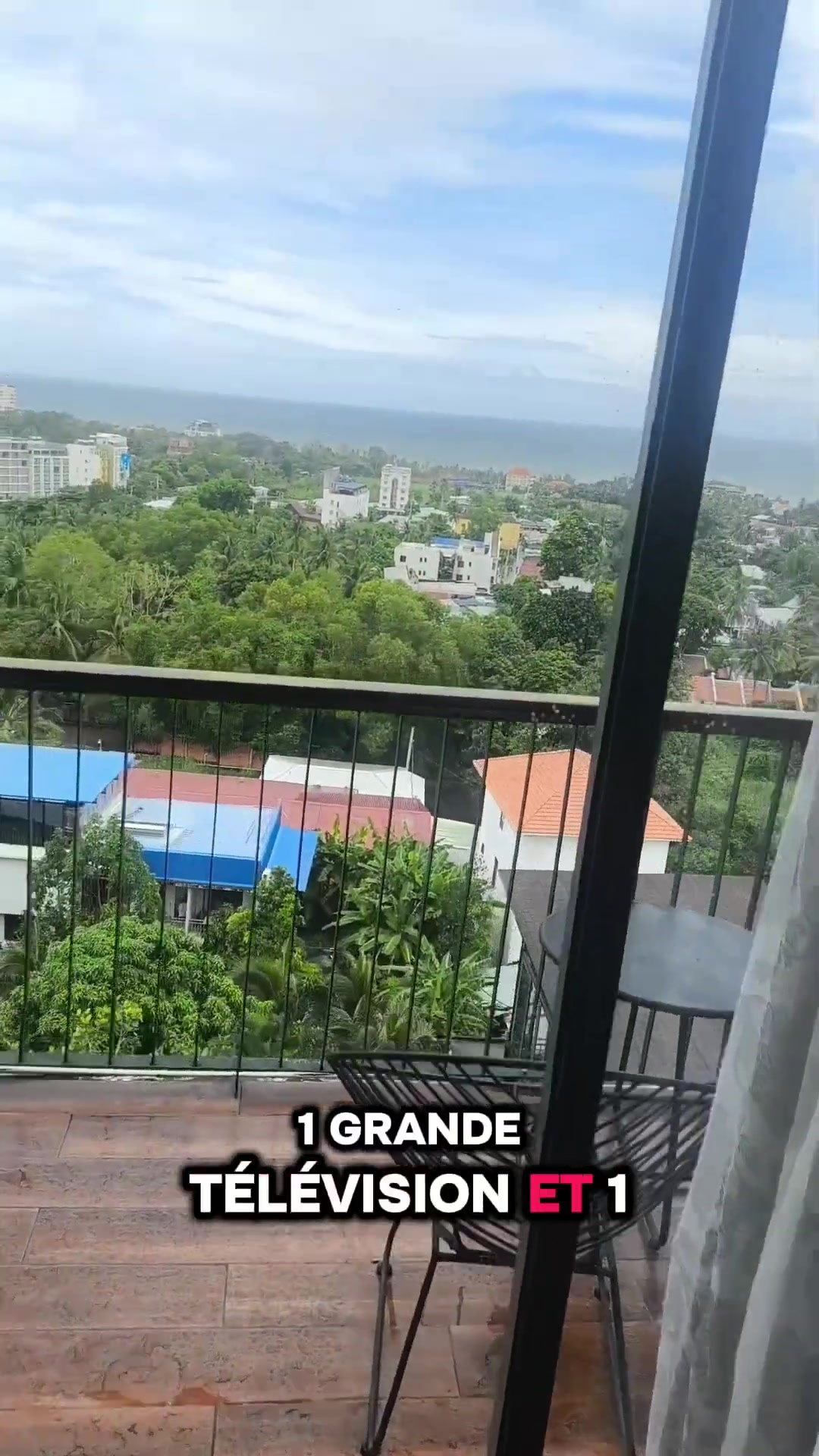 'Video thumbnail for Yoga & piscine à débordement avec vue mer 🌴🧘 île de Phú Quốc 🇻🇳'