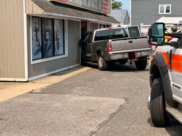 Video thumbnail for Pickup truck crashes into Oakdale business