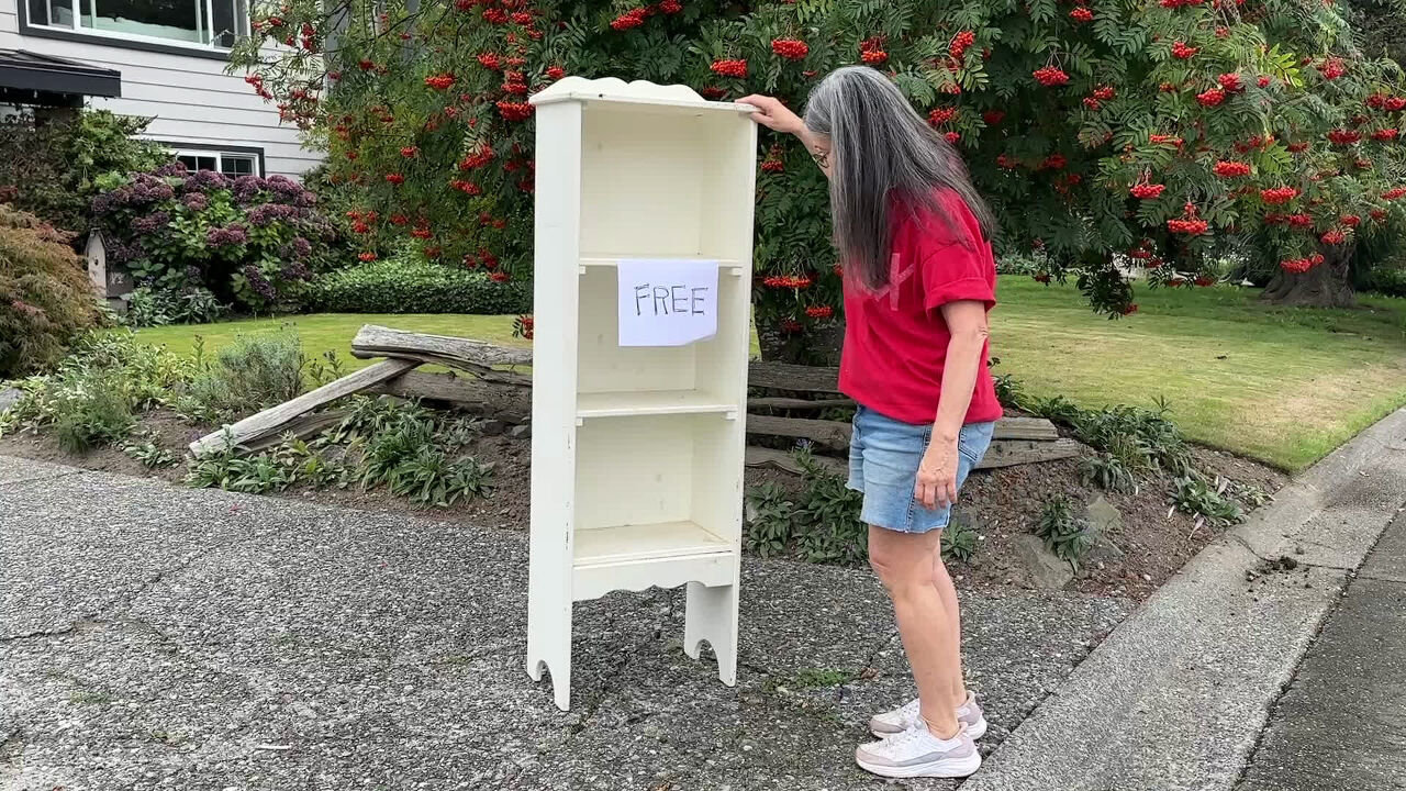 Video thumbnail for How An Old Bookshelf Can Make Your Living Room Prettier And More Organized