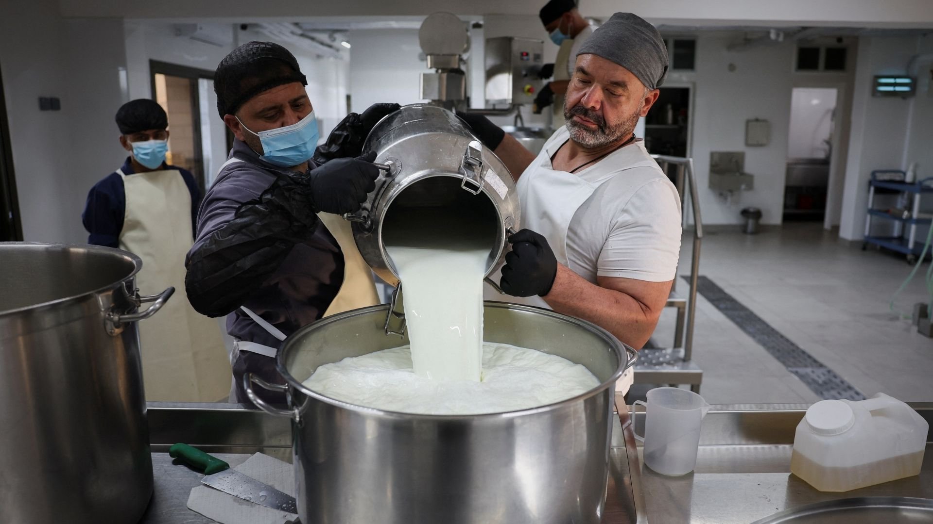 Video thumbnail for 'Fewer and fewer customers': Southern Lebanon businesses struggle to survive