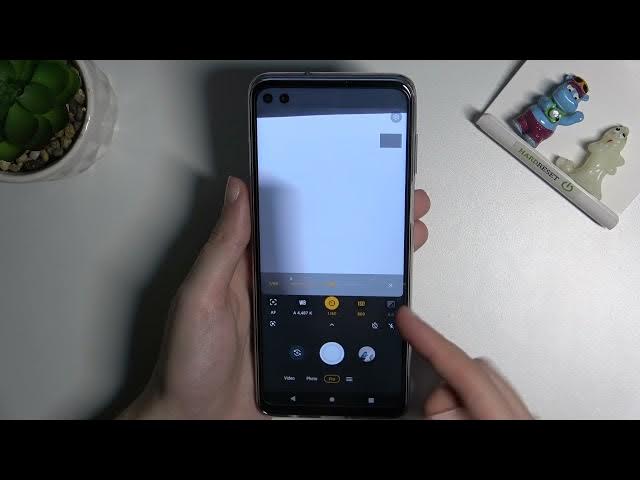 Video thumbnail for How to Use Camera Pro Mode on MOTOROLA Moto G100 – Adjust Camera Settings
