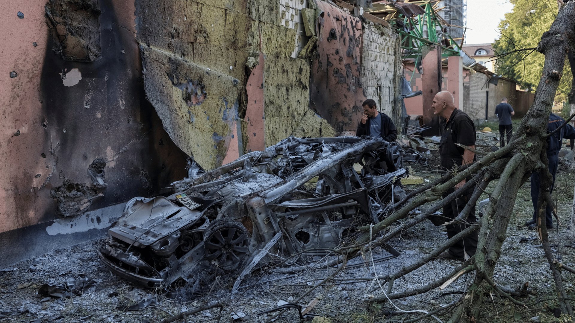 Video thumbnail for Russian strikes hit Kyiv, damaging apartment building in Ukraine's capital