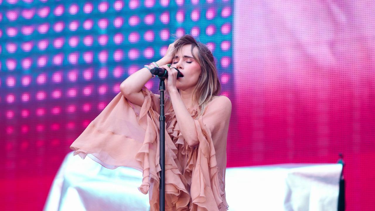 Video thumbnail for UNCAPTIONED: Suki Waterhouse teases Taylor Swift wedding details.