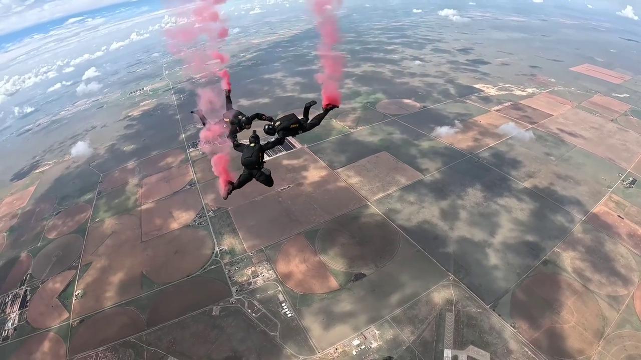 Video thumbnail for US: Elite Army Paratroopers Stun Crowd With Mid-Air Freefall Formation Over New Mexico Airshow.