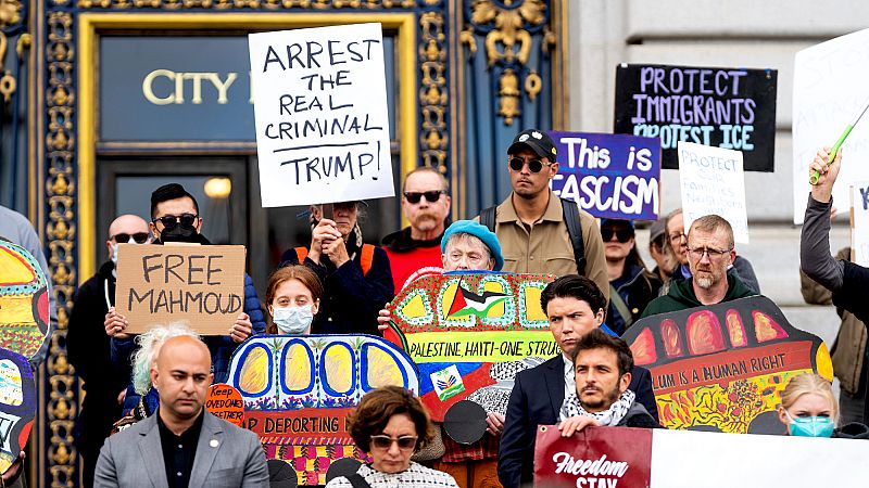 Video thumbnail for United States: San Francisco protesters oppose Trump's new travel ban