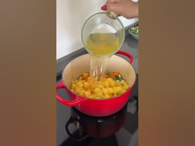 Video thumbnail for Frischer Gemüse-Minestrone 🥕🥦😋