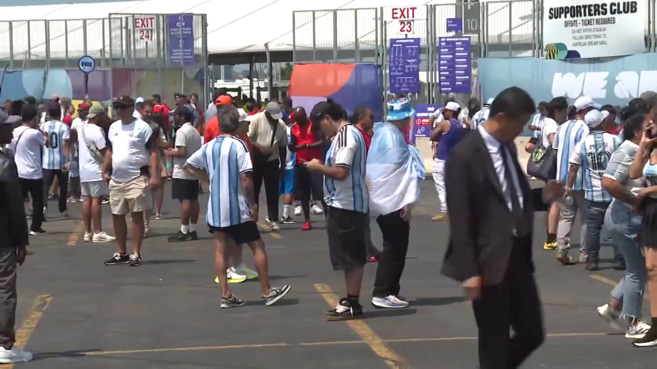 Video thumbnail for US: Fans gather at MetLife Stadium in New Jersey ahead of Spain-Argentina World Cup final (2).