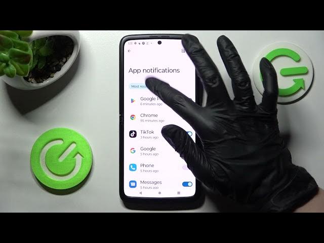 Video thumbnail for MOTOROLA RAZR 2022 - How To Turn On & Off App Notifications
