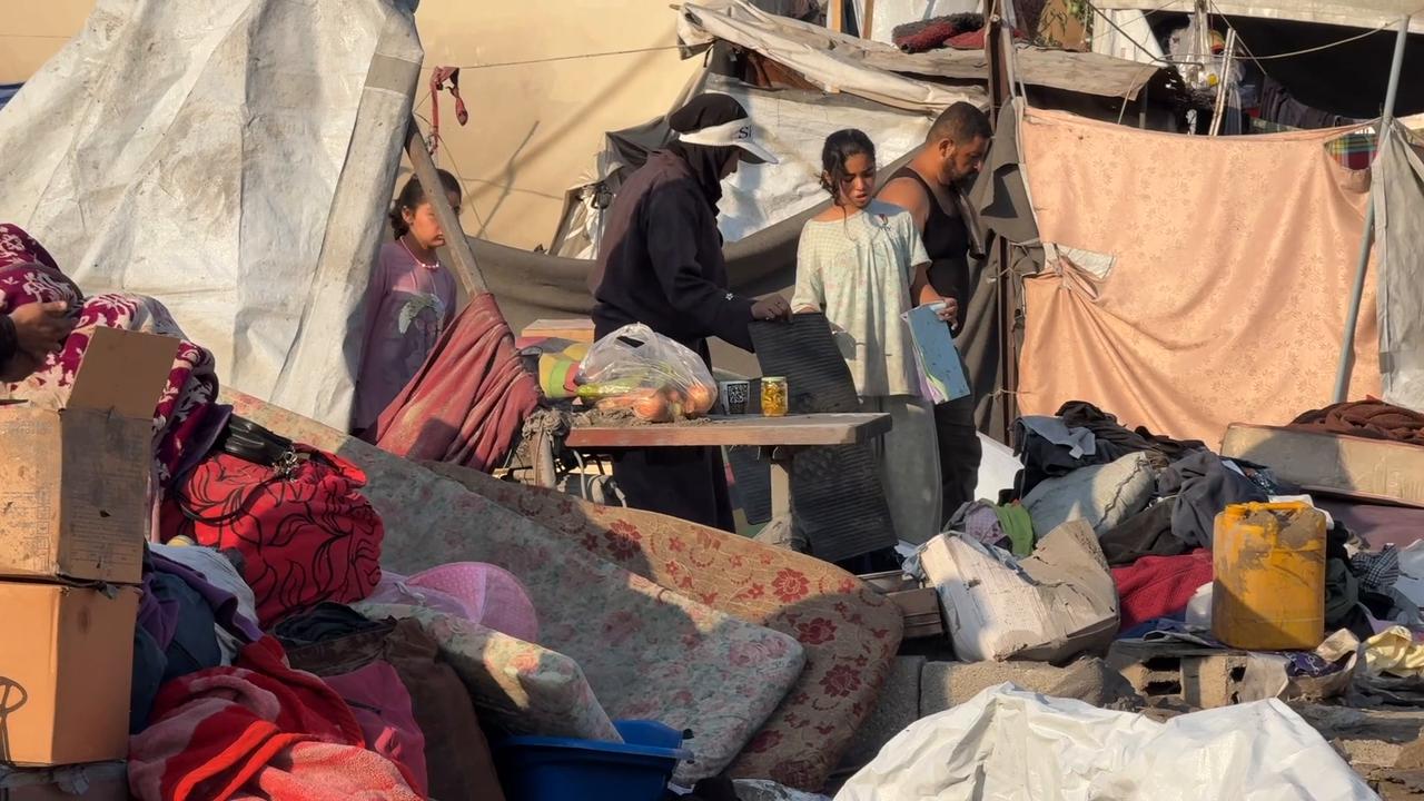 Video thumbnail for Fire Engulfs Tents In Shati 2.
