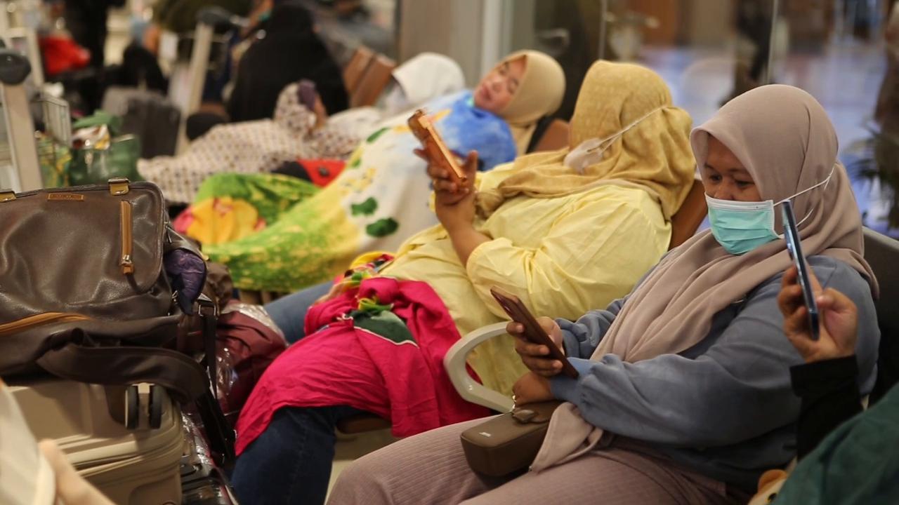 Video thumbnail for Indonesia: Airports shut, dozens of flights cancelled in Indonesia as volcanic ash spreads.