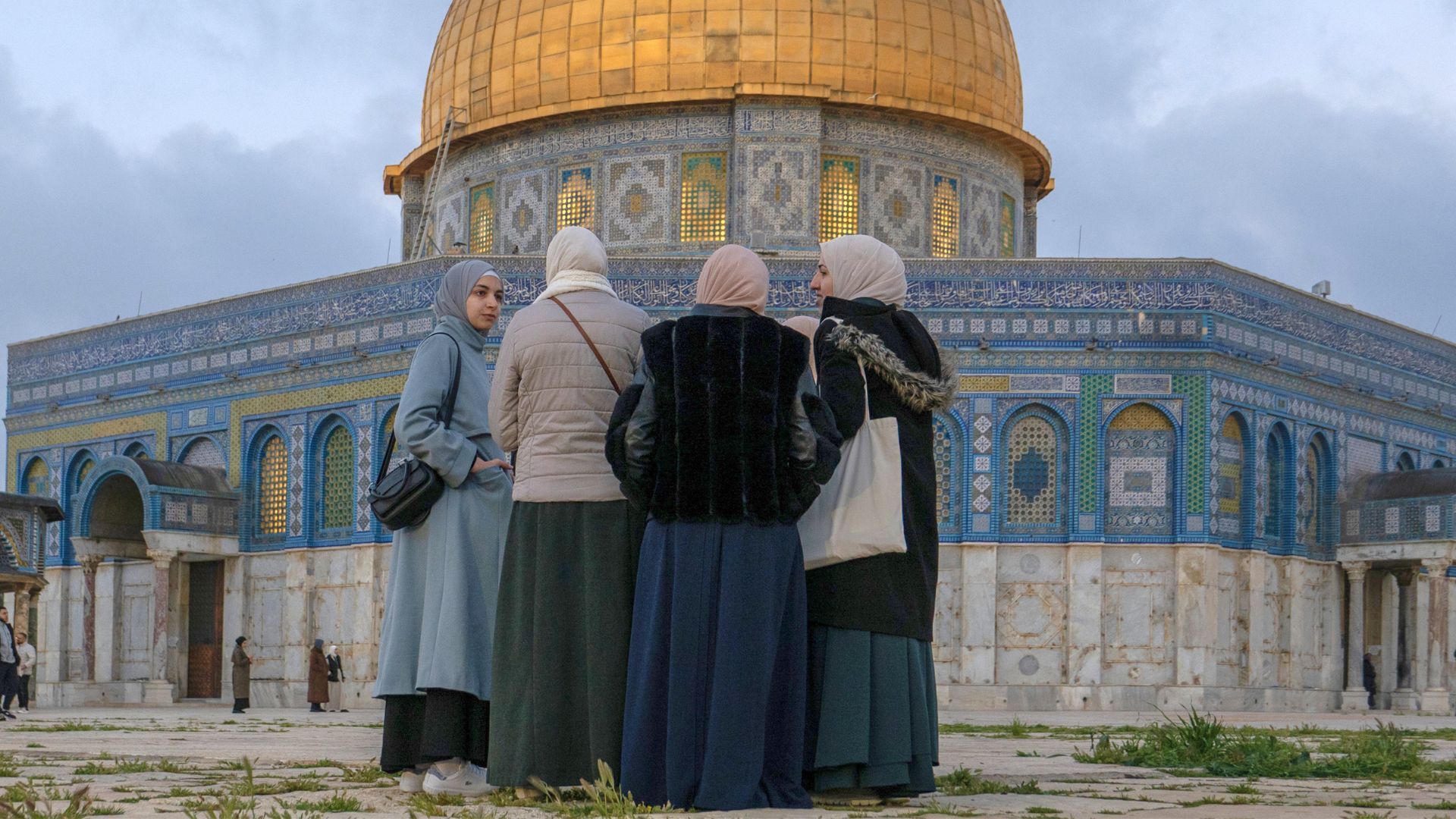 Video thumbnail for Thousands of Palestinians pray at Al-Aqsa Mosque after Israel’s 40-day ban
