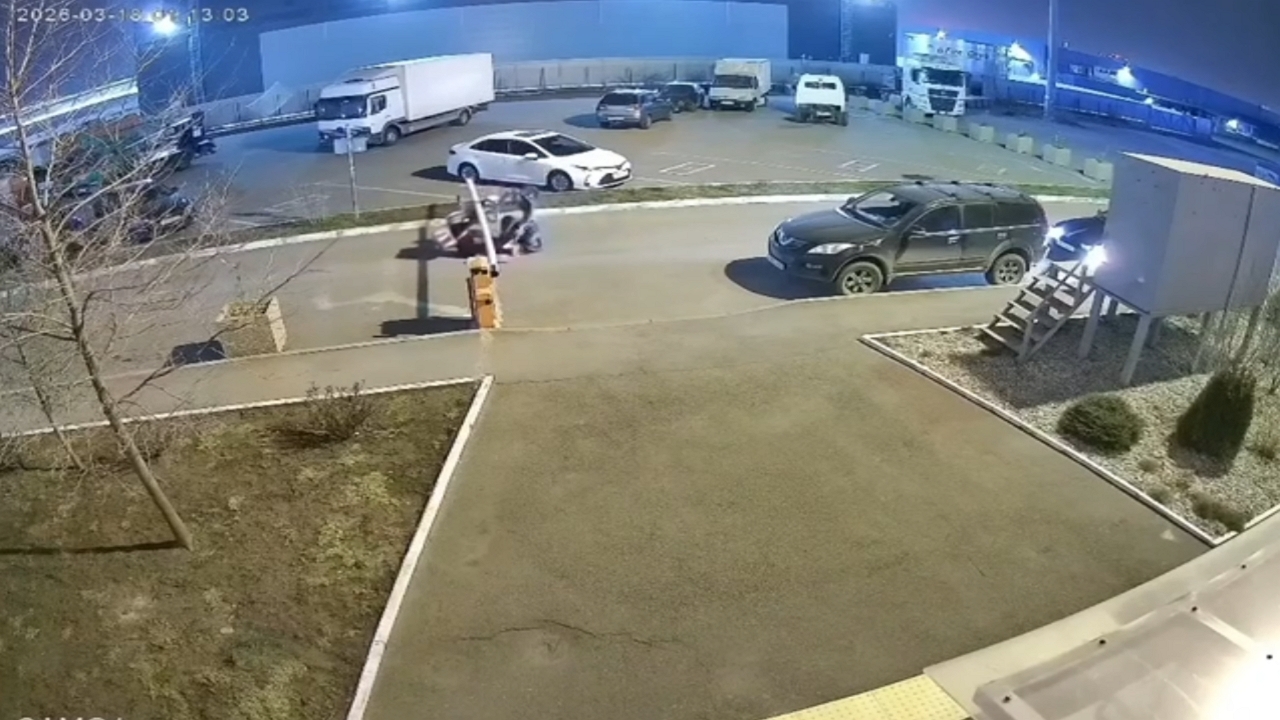 Video thumbnail for Delivery Rider Crashes Into Barrier, Rides Off Like a Pro!