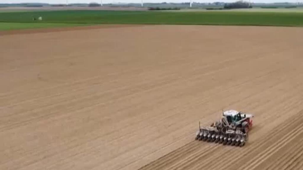 Video thumbnail for France: Over 1,000 scientists and doctors oppose risky pesticide bill