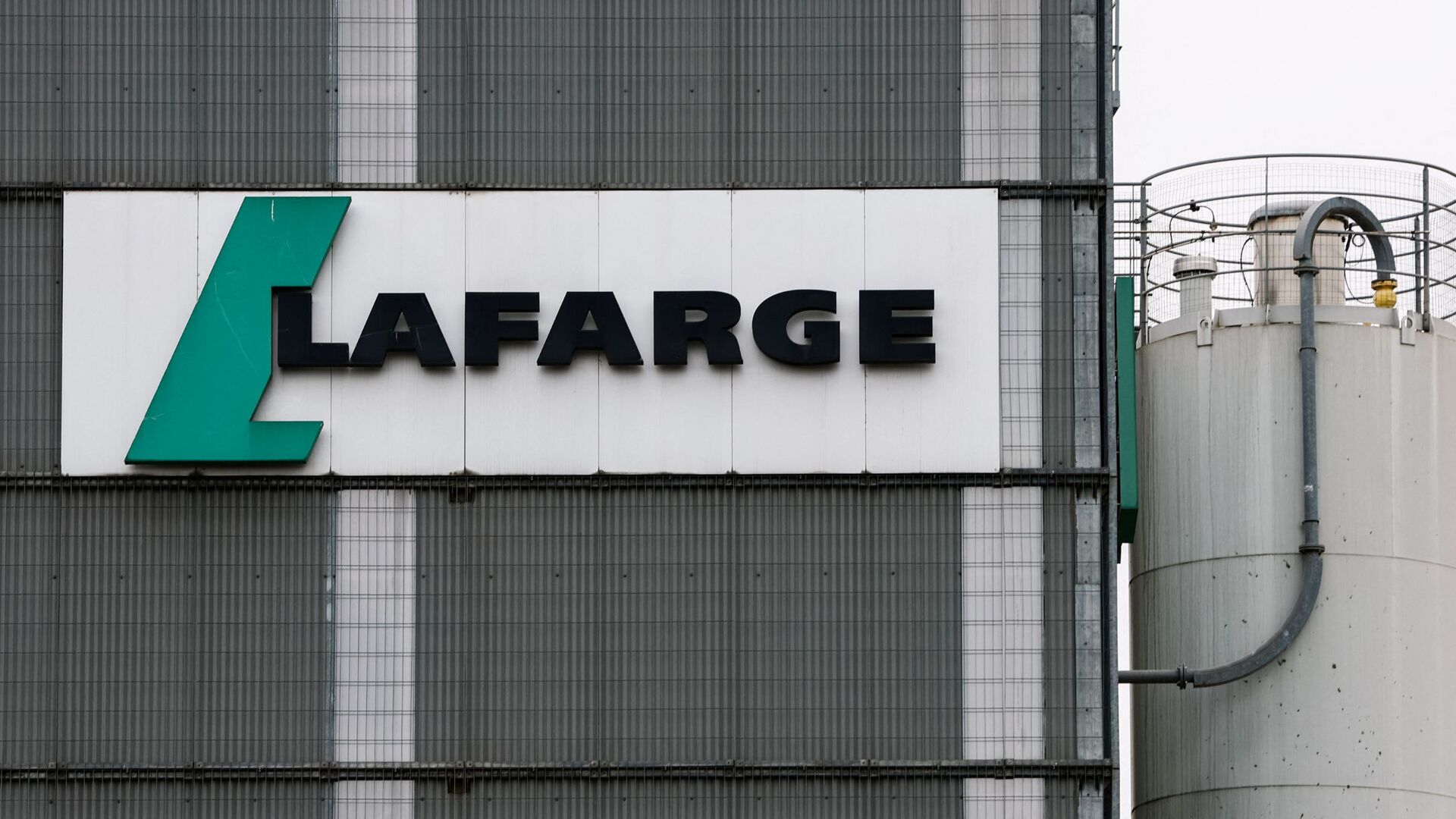Video thumbnail for French cement giant Lafarge awaits verdict in 'terror' financing trial