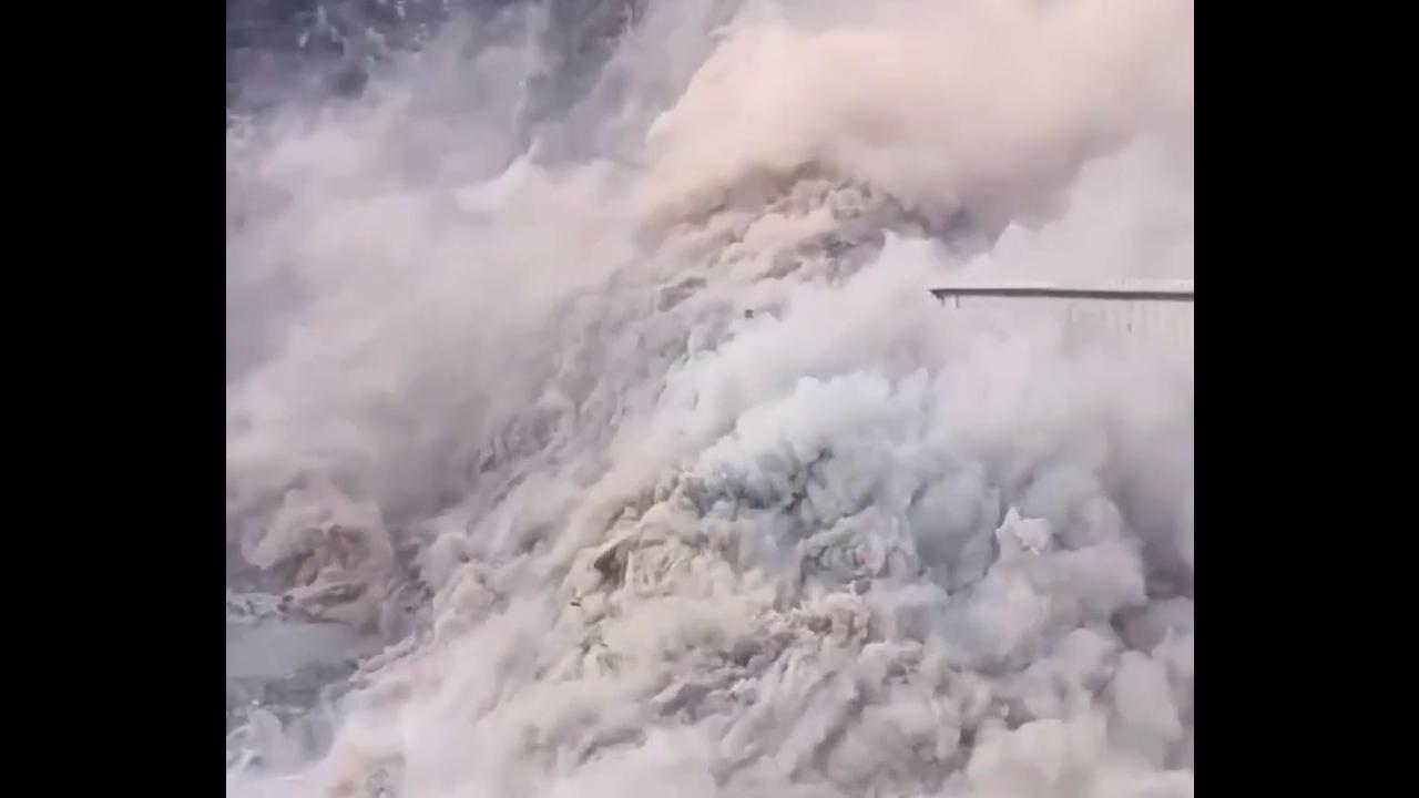 Video thumbnail for Watch moment 2,500ft Chinese bridge collapses just months after opening