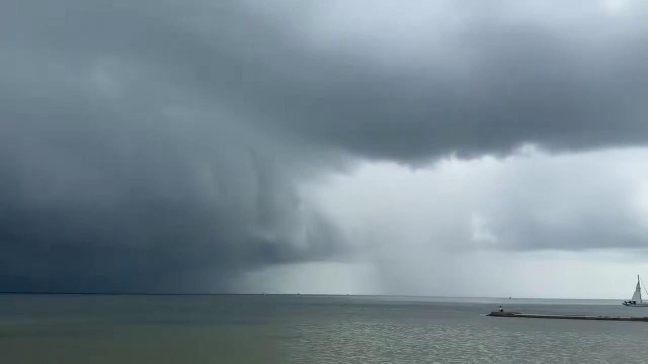 Video thumbnail for US: Massive Shelf Cloud Sweeps Across Florida Coast Ahead Of Thunderstorms.