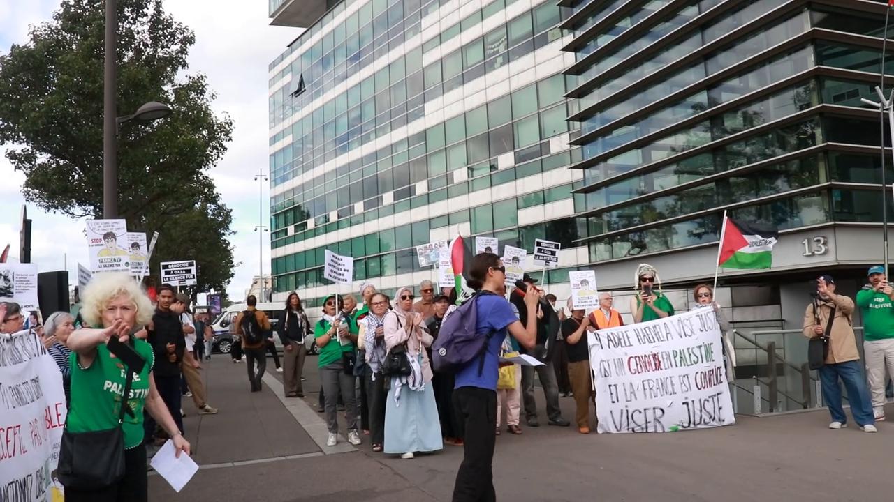 Video thumbnail for France: Pro-Palestinian demonstrators protest removal of program replay at France Televisions.