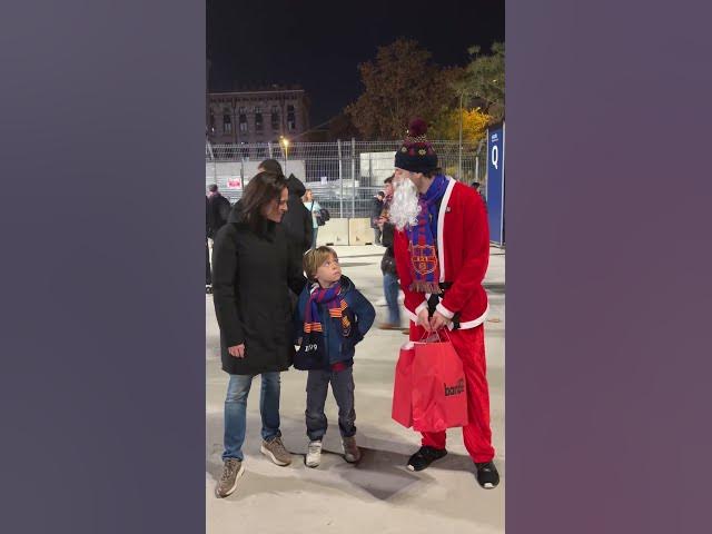 Video thumbnail for REPARTIMOS REGALOS DE NAVIDAD EN EL CAMP NOU