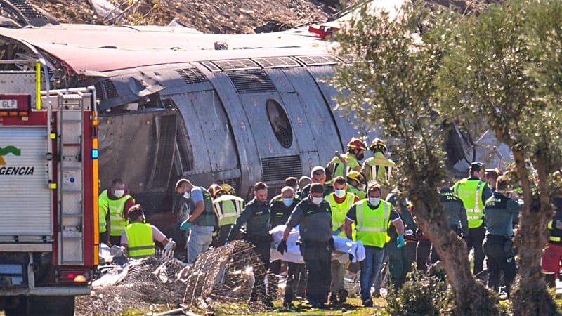 Video thumbnail for Spain: Rescuers search mangled train wreckage near Toledo