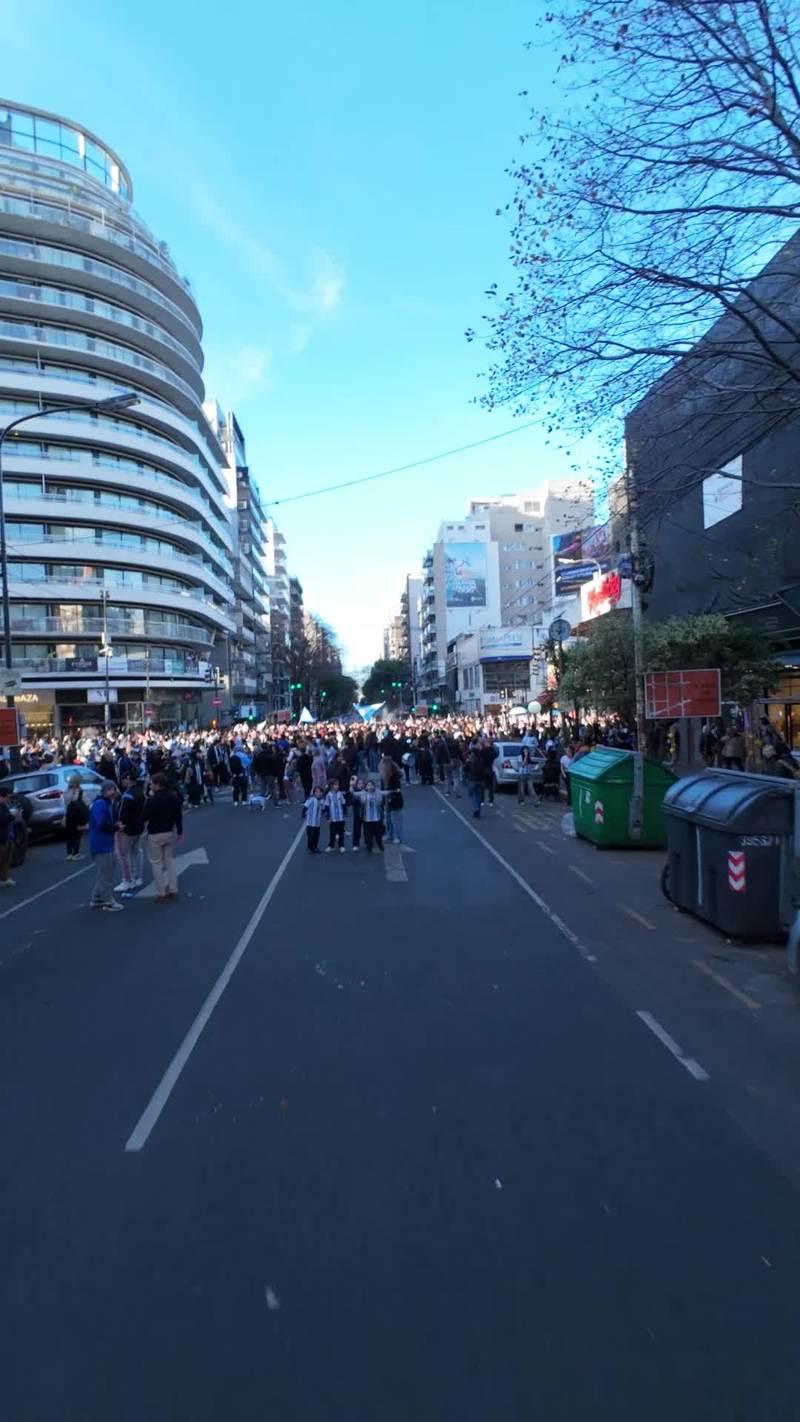 Video thumbnail for Argentine Fans Flood the Streets in Dream of Back to Back World Cups