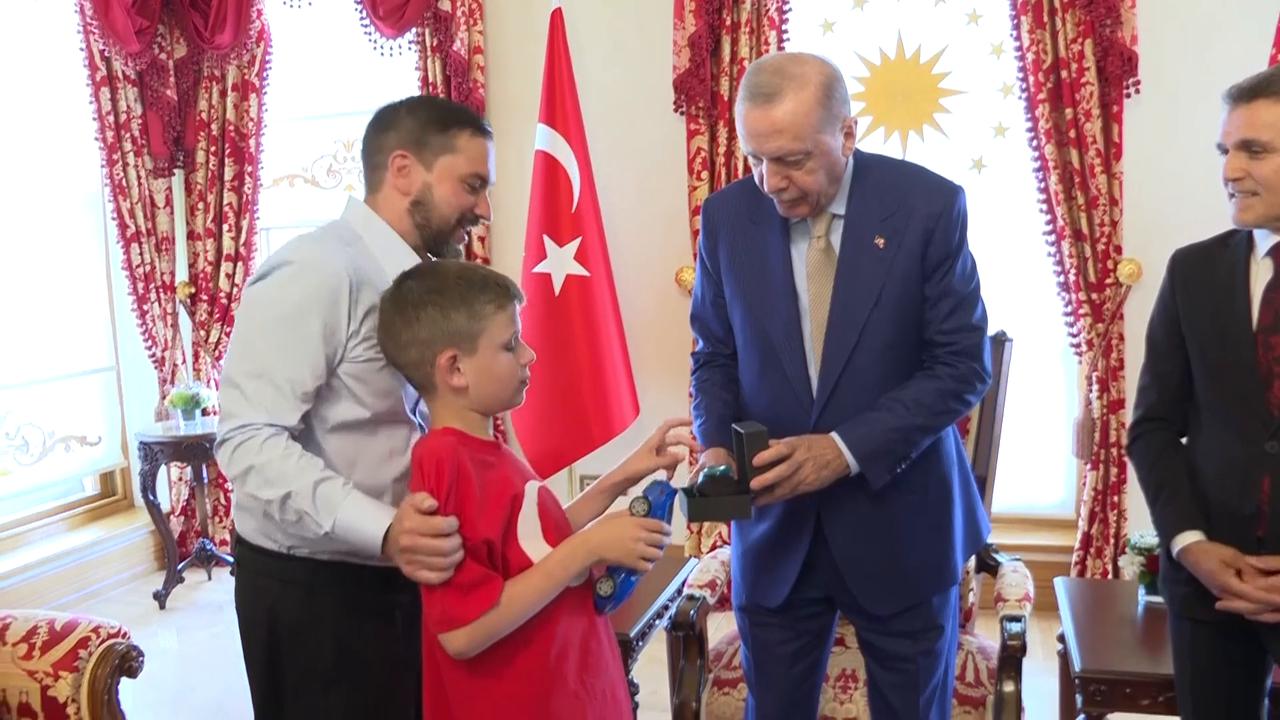 Video thumbnail for Türkiye: Turkish president receives boy, 12, behind ‘Cake Not Hate’ campaign.