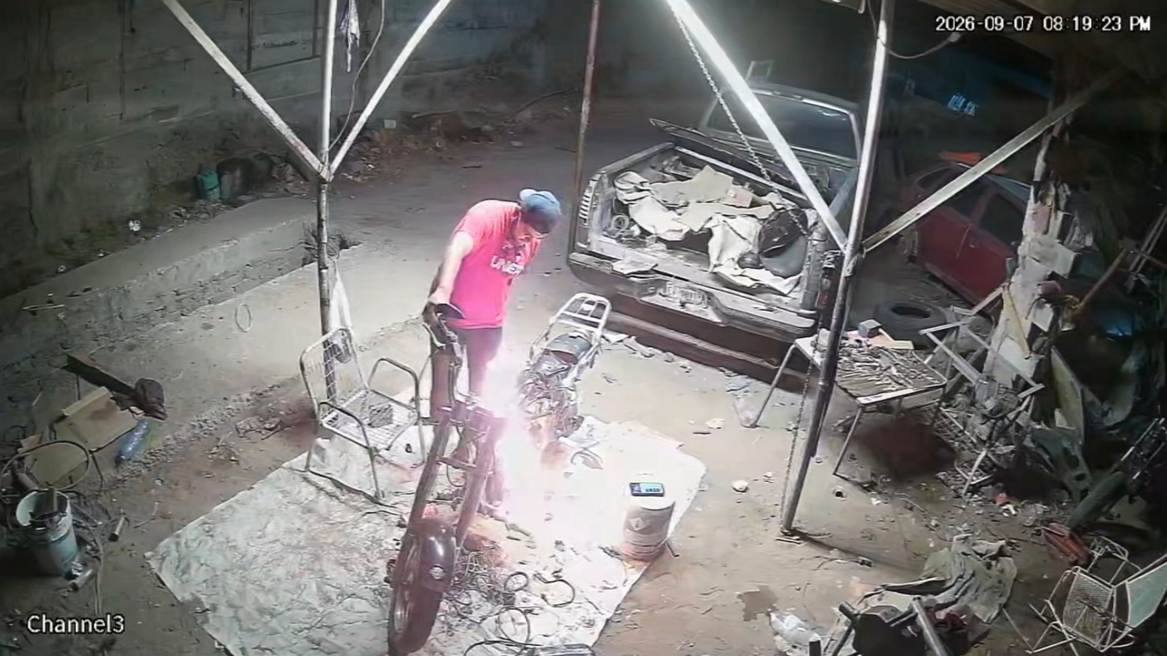 Video thumbnail for Motorcycle Catches Fire During Repair Test in Lerdo, Mexico