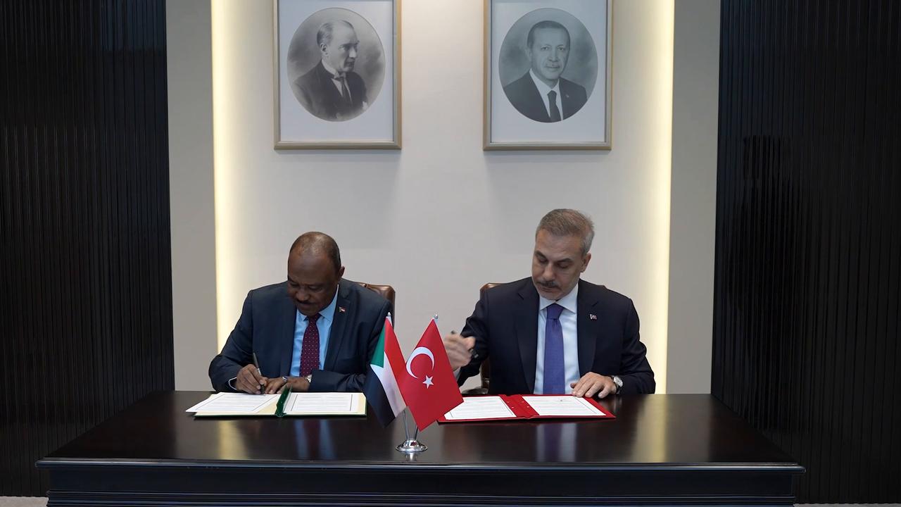 Video thumbnail for Türkiye: Turkish, Sudanese foreign ministers meet in Ankara.